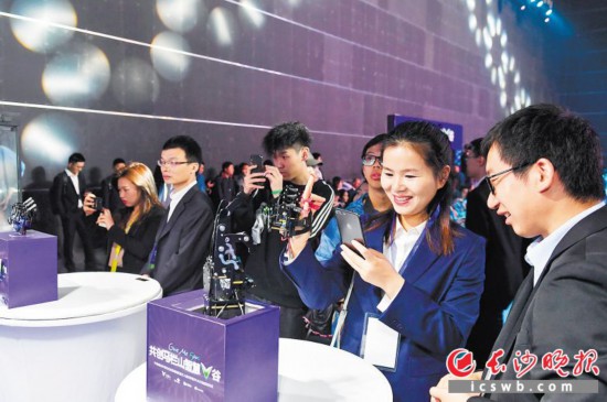 ����ɽ��Ƶ�Ĵ���ҵ԰�ڣ�5G������չʾ��һϵ���ſ�5Gǰ�ؼ���Ӧ�úͺڿƼ���Ʒ�������ڶ����� ������ɳ����ȫý����� ��־ΰ ��